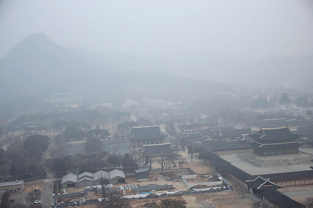 경복궁이 보이는 서울 종로구 광화문 일대가 이른 아침부터 미세먼지로 뿌옇게 흐려 있다.  [연합 뉴스]