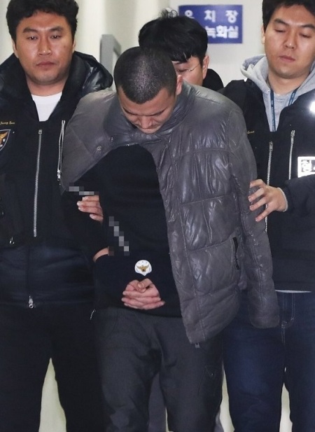 지난 2018년 1월 15일 재가한 어머니의 일가족을 살해하고 뉴질랜드로 도피했다 국내로 송환돼 구속된 김성관(35) 씨가 현장검증을 위해 경기도 용인시의 한 아파트로 나서고 있다. [사진=연합뉴스]
