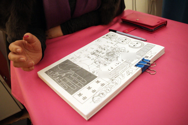 A fortuneteller reads saju (Lim Jeong-yeo/The Korea Herald)