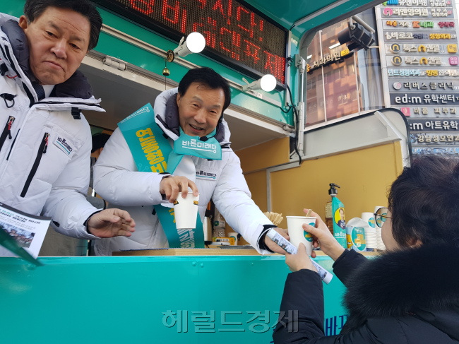 손학규 바른미래당 대표가 지난 17일 오전 푸드트럭 ‘손다방’에서 시민에게 차를 나눠주고 있다. 바른미래당은 이날 서울 강남역 10번 출구에서 50여명을 동원해 연동형 비례대표제를 홍보했다.  [이원율 기자/yul@heraldcorp.com]