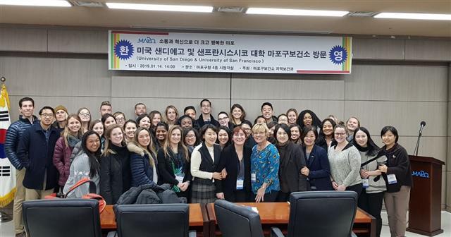 미국 샌디에이고 간호대학원과 샌프란시스코 간호대학원의 학생 및 관계자들이 최근 구의 우수한 건강증진사업 및 보건의료시스템을 견학하기 위해 마포구보건소를  방문했다.