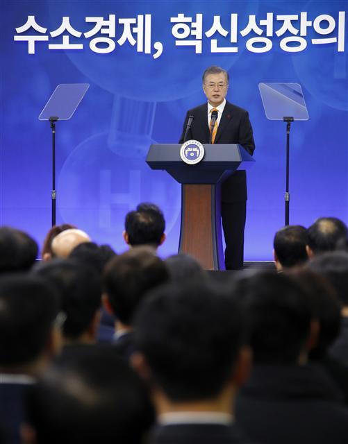 문재인 대통령이 17일 오전 울산시청 대회의실에서 열린 ‘수소 경제와 미래 에너지, 울산에서 시작됩니다.’ 행사에서 발언하고 있다.
[연합뉴스]