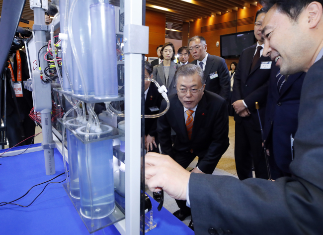 President Moon Jae-in observes fuel-cell displays in Ulsan on Thursday. (Yonhap)
