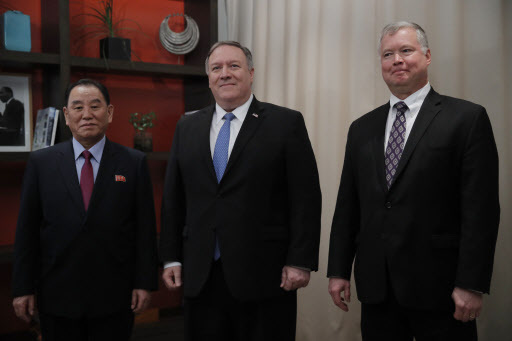 This AP photo shows a meeting between Kim Yong-chol (L), vice chairman of the central committee of North Korea's ruling Workers' Party, US Secretary of State Mike Pompeo (C) and US Special Representative for North Korea Stephen Biegun at the Dupont Circle Hotel in Washington on Jan. 18, 2019. (Yonhap)