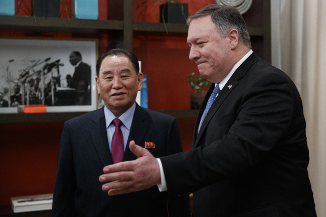 <YONHAP PHOTO-0368> 폼페이오-김영철, 워싱턴 북미고위급 회담 시작 (워싱턴 AP=연합뉴스) 김영철 북한 노동당 부위원장 겸 통일전선부장(왼쪽)이 18일(현지시간) 미국 워싱턴DC의 듀폰서클 호텔에서 마이크 폼페이오 미국 국무장관과 북미고위급 회담에 앞서 기념촬영을 하고 있다. 2019.1.19 photo@yna.co.kr/2019-01-19 01:34:45/ <저작권자 ⓒ 1980-2019 ㈜연합뉴스. 무단 전재 재배포 금지.>
<YONHAP PHOTO-0368> 폼페이오-김영철, 워싱턴 북미고위급 회담 시작 (워싱턴 AP=연합뉴스) 김영철 북한 노동당 부위원장 겸 통일전선부장(왼쪽)이 18일(현지시간) 미국 워싱턴DC의 듀폰서클 호텔에서 마이크 폼페이오 미국 국무장관과 북미고위급 회담에 앞서 기념촬영을 하고 있다. 2019.1.19 photo@yna.co.kr/2019-01-19 01:34:45/ <저작권자 ⓒ 1980-2019 ㈜연합뉴스. 무단 전재 재배포 금지.>