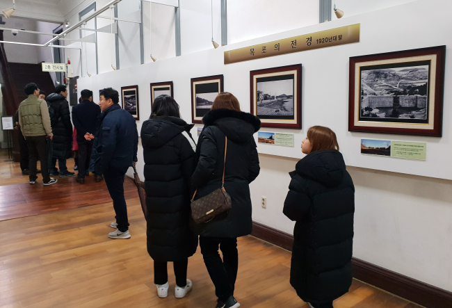<YONHAP PHOTO-2700> 손혜원 논란에 북적이는 목포 (목포=연합뉴스) 정회성 기자 = 19일 전남 목포 근대역사관에 관람객이 모여들고 있다. 더불어민주당 손혜원 의원을 둘러싼 논란이 제기되고 나서 첫 주말을 맞은 이날 목포 근대역사관 방문객 숫자는 평소 주말보다 5배 늘었다. 2019.1.19 hs@yna.co.kr/2019-01-19 14:28:10/ <저작권자 ⓒ 1980-2019 ㈜연합뉴스. 무단 전재 재배포 금지.>
<YONHAP PHOTO-2700> 손혜원 논란에 북적이는 목포 (목포=연합뉴스) 정회성 기자 = 19일 전남 목포 근대역사관에 관람객이 모여들고 있다. 더불어민주당 손혜원 의원을 둘러싼 논란이 제기되고 나서 첫 주말을 맞은 이날 목포 근대역사관 방문객 숫자는 평소 주말보다 5배 늘었다. 2019.1.19 hs@yna.co.kr/2019-01-19 14:28:10/ <저작권자 ⓒ 1980-2019 ㈜연합뉴스. 무단 전재 재배포 금지.>