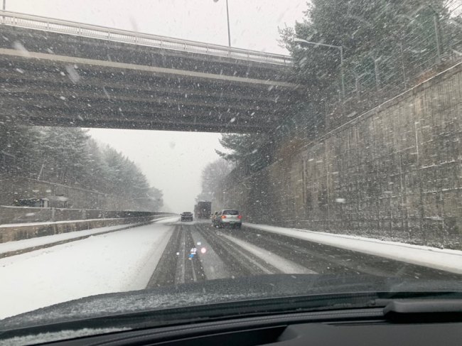 Mercedes-Benz‘s CLS 400 d 4 Matic run on slippery roads on Dec. 13, 2018. (Cho Chung-un/The Korea Herald)