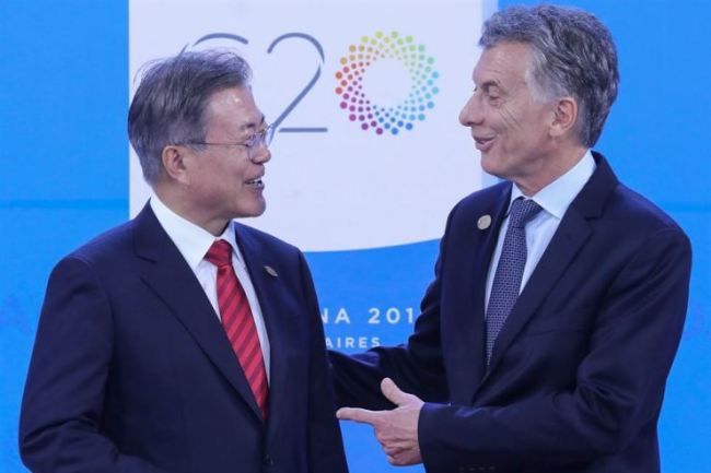 President Moon Jae-in (left) is welcomed by Argentina's President Mauricio Macri at Costa Salguero in Buenos Aires during the G20 Leaders' Summit in December 2018. (AFP-Yonhap)