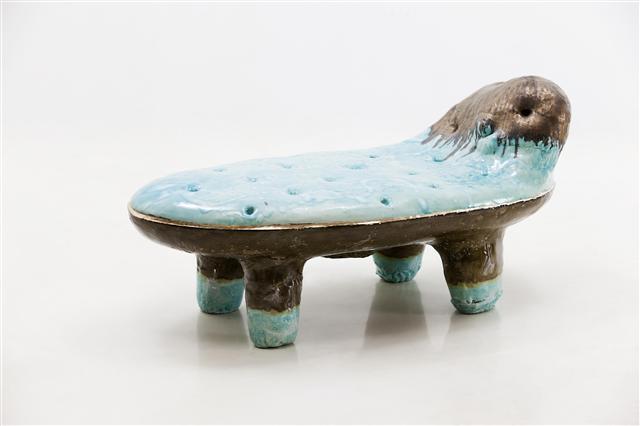 이헌정, Day bed, Glazed Ceramic,149W×77D×45H73H cm,2016, ⓒ박명래  [제공=일우스페이스]