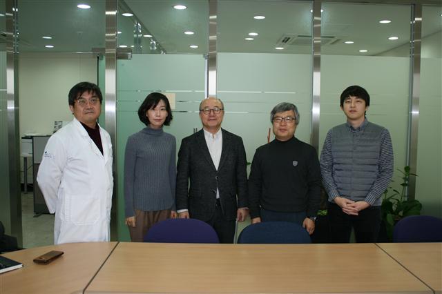 경희대 GRRC 글로벌 의약품소재개발 연구센터를 이끄는 박지호 교수(왼쪽부터)와 유은정 교수, 김학원 센터장, 안광현 교수, 강경태 교수.