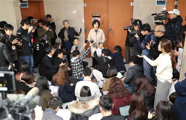 손혜원 더불어민주당 의원이 20일 서울 여의도 국회 정론관 앞에서 기자들에게 둘러싸여 목포 부동산 투기 의혹과 관련한 질문에 답하고 있다.    [연합뉴스]