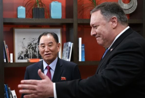 US Secretary of State Mike Pompeo (right)and Kim Yong-chol, a North Korean senior ruling party official and former intelligence chief, walk from a photo opportunity at the the Dupont Circle Hotel in Washington, Friday. (AP-Yonhap)