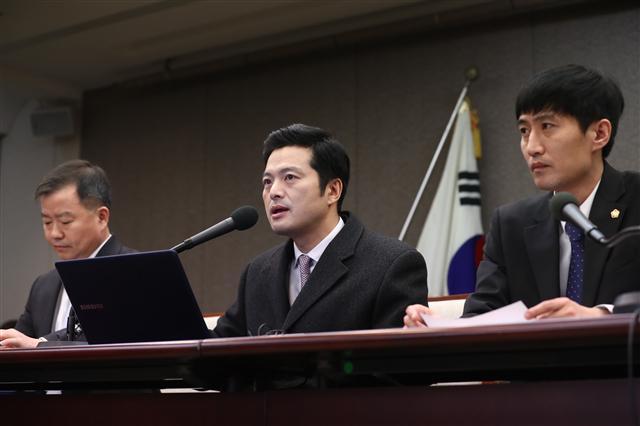 청와대 특별감찰반의 민간인 사찰 의혹을 제기한 김태우 수사관이 21일 오전 서울 프레스센터에서 공식 기자회견을 하고 있다.  [연합뉴스]
