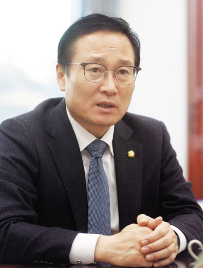 홍영표 원내대표는 헤럴드경제와의 인터뷰에서 카풀 문제 해결을 위해 사회적대타협기구에 참여하는 방안으로 검토 중이라고 했다.  [이상섭 기자]
