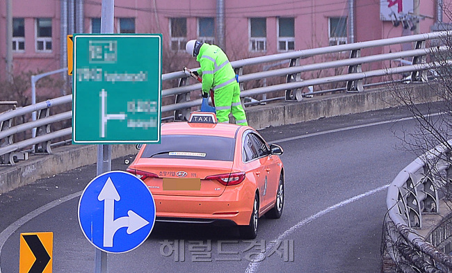 　[스펙터클코리아] ‘위험천만한 청소…’