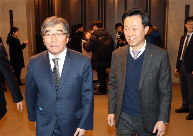 윤석헌 금융감독원 원장(왼쪽)이 22일 오전 서울 플라자 호텔에서 열린 여신금융업권 CEO 합동 신년 조찬 간담회에 참석해 김덕수 여신금융협회 회장과 행사장으로 입장하고 있다.[연합뉴스]