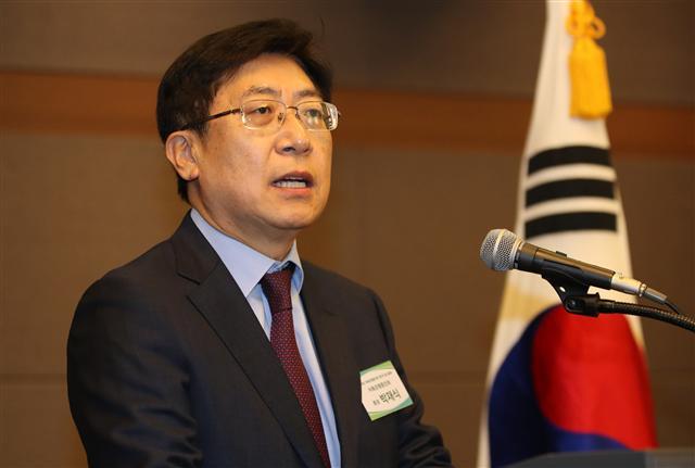 21일 오후 서울 서초구 더케이호텔에서 열린 저축은행중앙회 임시총회에서 18대 저축은행중앙회 회장으로 선출된 박재식 전 한국증권금융 사장이 당선소감을 밝히고 있다. [연합뉴스]