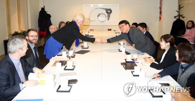 Yoo Jeong-yeop (3rd from R), police chief at the Federation of Korea Trade Unions (FKTU), shakes hands with Madelaine Tuininga, unit head in the Directorate-General for Trade of the European Commission, at a conference room in Seoul on Jan. 22, 2019, ahead of talks on the ratification of International Labor Organization (ILO) conventions. Yonhap