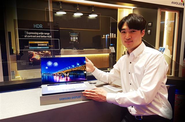 삼성디스플레이 직원이 15.6형 UHD OLED가 적용된 노트북 컨셉트 제품을 소개하고 있다.
[제공=삼성디스플레이]