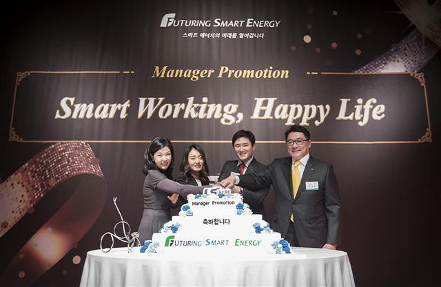 LS산전 구자균 회장 부부(맨 왼쪽 맨 오른쪽)가 22일 열린 LS산전 신임 매니저(과장) 승진 축하 행사에서 신임 매니저 부부와 함께 케이크를 자르고 있다.  [제공=LS산전]