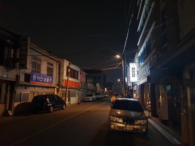 손혜원 의원의 부동산 투기 의혹이 불거진 전남 목포시 원도심 골목. 오후 6시임에도 불이 켜진 간판은 창성장이 거의 유일하다. 주민들은 외지인이 건물을 사들이고 방치해 원도심이 사실상 유령도시처럼 변했다고 했다(왼쪽). 원도심 내부에 버려진 일본식 건물. 인근 주민에 따르면 수년 전까지 주점으로 이용됐지만, 유동인구가 줄면서 폐업한 뒤 방치되고 있다(오른쪽 위). 문화재 구역 내에서 손 의원의 조카가 운영 중인 카페. 방문객과 인근 주민들이 붙여놓은 응원 메시지로 유리벽이 채워져있다.  [사진=유오상 기자]