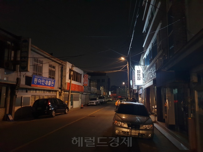 손혜원 의원의 부동산 투기 의혹이 불거진 전남 목포시 원도심 골목. 오후 6시임에도 불이 켜진 간판은 창성장이 거의 유일하다. 주민들은 외지인이 건물을 사들이고 방치해 원도심이 사실상 유령도시처럼 변했다고 했다(왼쪽). 원도심 내부에 버려진 일본식 건물. 인근 주민에 따르면 수년 전까지 주점으로 이용됐지만, 유동인구가 줄면서 폐업한 뒤 방치되고 있다(오른쪽 위). 문화재 구역 내에서 손 의원의 조카가 운영 중인 카페. 방문객과 인근 주민들이 붙여놓은 응원 메시지로 유리벽이 채워져있다.  [사진=유오상 기자]