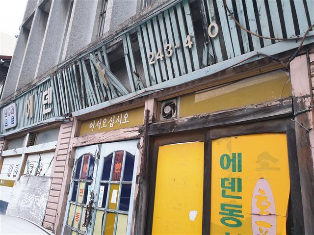 손혜원 의원의 부동산 투기 의혹이 불거진 전남 목포시 원도심 골목. 오후 6시임에도 불이 켜진 간판은 창성장이 거의 유일하다. 주민들은 외지인이 건물을 사들이고 방치해 원도심이 사실상 유령도시처럼 변했다고 했다(왼쪽). 원도심 내부에 버려진 일본식 건물. 인근 주민에 따르면 수년 전까지 주점으로 이용됐지만, 유동인구가 줄면서 폐업한 뒤 방치되고 있다(오른쪽 위). 문화재 구역 내에서 손 의원의 조카가 운영 중인 카페. 방문객과 인근 주민들이 붙여놓은 응원 메시지로 유리벽이 채워져있다.  [사진=유오상 기자]
