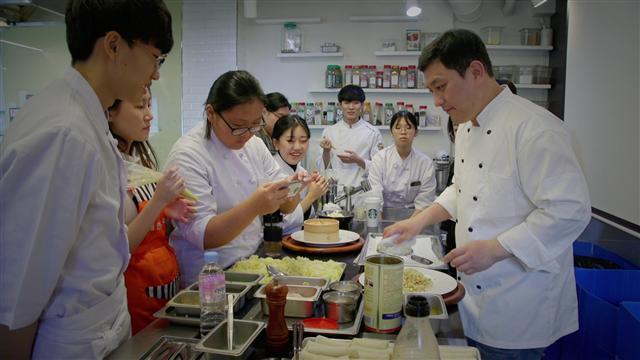 호텔신라 드림메이커 8기가 멘토링을 받는 모습.  [제공=호텔신라]