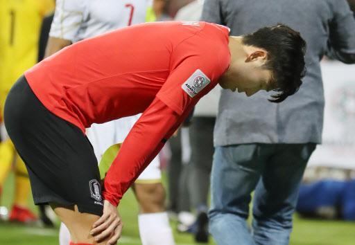 22일 오후(현지시간) 아랍에미리트 두바이 라시드 스타디움에서 열린 2019 아시아축구연맹(AFC) 아시안컵 한국과 바레인의 16강 연장전이 끝난 뒤 손흥민이 힘들어 하고 있다.   [연합뉴스]