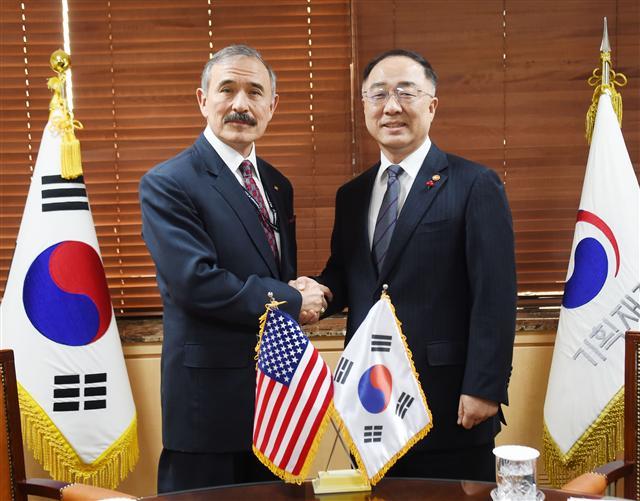 해리 해리스 주한미국대사가 홍남기 경제부총리를 면담하고 있다.  [연합뉴스]