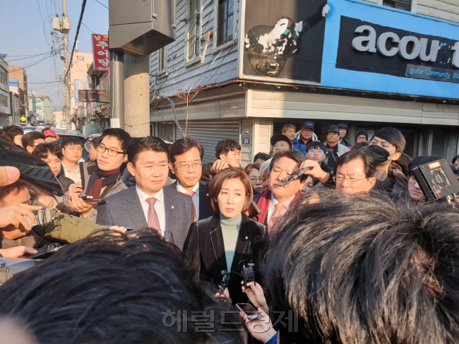 나경원 자유한국당 원내대표가 22일 오후 현장방문을 마친 뒤 동행한 취재진에게 발언하고 있다. [사진=유오상 기자/osyoo@heraldcorp.com]