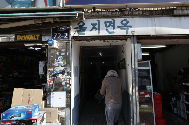 <YONHAP PHOTO-3744> 철거위기 을지면옥의 운명은 (서울=연합뉴스) 박동주 기자 = 16일 오후 서울 을지면옥에서 식사를 마친 손님들이 밖으로 나서고 있다. '공구 거리'를 포함한 서울 청계천과 을지로 일대 상가 철거가 올 초부터 본격화하면서 인근 지역의 재개발에도 속도가 붙을지 관심이 쏠린다. 이날 서울시에 따르면 현재 철거가 진행 중인 공구 거리 외에 을지면옥, 양미옥 등 역사가 깊은 유명 맛집들이 재정비 대상에 포함됐다. 철거가 본격화하면서 일대 소상공인 사이에서는 '삶의 터전'을 잃게 됐다며 대책 마련을 촉구하는 목소리가 나오고 있다. 2019.1.16 pdj6635@yna.co.kr/2019-01-16 15:42:30/ <저작권자 ⓒ 1980-2019 ㈜연합뉴스. 무단 전재 재배포 금지.>
<YONHAP PHOTO-3744> 철거위기 을지면옥의 운명은 (서울=연합뉴스) 박동주 기자 = 16일 오후 서울 을지면옥에서 식사를 마친 손님들이 밖으로 나서고 있다. '공구 거리'를 포함한 서울 청계천과 을지로 일대 상가 철거가 올 초부터 본격화하면서 인근 지역의 재개발에도 속도가 붙을지 관심이 쏠린다. 이날 서울시에 따르면 현재 철거가 진행 중인 공구 거리 외에 을지면옥, 양미옥 등 역사가 깊은 유명 맛집들이 재정비 대상에 포함됐다. 철거가 본격화하면서 일대 소상공인 사이에서는 '삶의 터전'을 잃게 됐다며 대책 마련을 촉구하는 목소리가 나오고 있다. 2019.1.16 pdj6635@yna.co.kr/2019-01-16 15:42:30/ <저작권자 ⓒ 1980-2019 ㈜연합뉴스. 무단 전재 재배포 금지.>