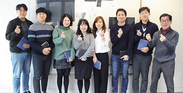 아이즈비전 이통형 회장이 향후 사업계획에 대해 설명하고 있다. 회사의 미래를 책임질 인재 ‘비전 7인’과 이통형 회장(맨 오른쪽)이 자리를 함께 했다.