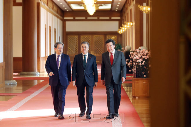 문재인 대통령(가운데) [사진=청와대 사진기자단]