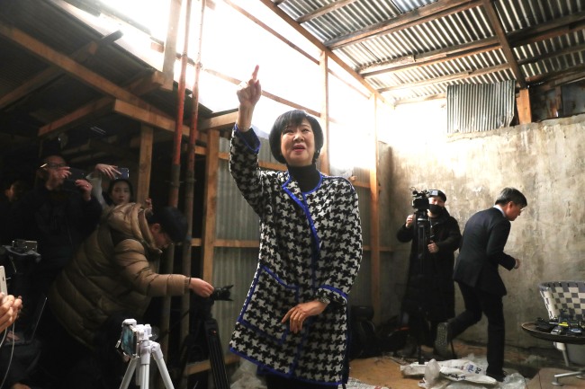 <YONHAP PHOTO-3048> 손혜원 의원, 목포 현장 기자회견 (목포=연합뉴스) 김현태 기자 = 목포 근대역사문화공간 내 부동산 투기 의혹을 받는 무소속 손혜원 의원이 23일 오후 목포 투기 의혹 현장에서 기자회견에 앞서 현장 설명을 하고 있다. 2019.1.23 mtkht@yna.co.kr/2019-01-23 14:13:02/ <저작권자 ⓒ 1980-2019 ㈜연합뉴스. 무단 전재 재배포 금지.>
<YONHAP PHOTO-3048> 손혜원 의원, 목포 현장 기자회견 (목포=연합뉴스) 김현태 기자 = 목포 근대역사문화공간 내 부동산 투기 의혹을 받는 무소속 손혜원 의원이 23일 오후 목포 투기 의혹 현장에서 기자회견에 앞서 현장 설명을 하고 있다. 2019.1.23 mtkht@yna.co.kr/2019-01-23 14:13:02/ <저작권자 ⓒ 1980-2019 ㈜연합뉴스. 무단 전재 재배포 금지.>