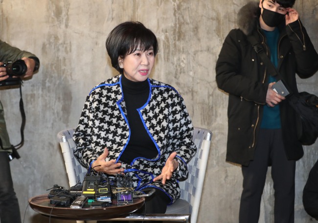 <YONHAP PHOTO-3152> 목포에서 현장 기자회견하는 손혜원 (목포=연합뉴스) 김현태 기자 = 목포 근대역사문화공간 내 부동산 투기 의혹을 받는 무소속 손혜원 의원이 23일 오후 목포 투기 의혹 현장에서 기자회견을 하고 있다. 2019.1.23 mtkht@yna.co.kr/2019-01-23 14:30:32/ <저작권자 ⓒ 1980-2019 ㈜연합뉴스. 무단 전재 재배포 금지.>
<YONHAP PHOTO-3152> 목포에서 현장 기자회견하는 손혜원 (목포=연합뉴스) 김현태 기자 = 목포 근대역사문화공간 내 부동산 투기 의혹을 받는 무소속 손혜원 의원이 23일 오후 목포 투기 의혹 현장에서 기자회견을 하고 있다. 2019.1.23 mtkht@yna.co.kr/2019-01-23 14:30:32/ <저작권자 ⓒ 1980-2019 ㈜연합뉴스. 무단 전재 재배포 금지.>