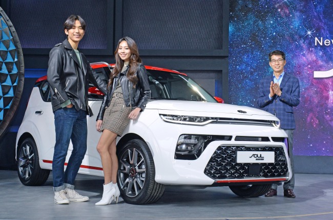 Kwon Hyeok-ho (right), vice president of Kia’s domestic sales division, poses with Soul Booster at an unveiling session held in southeastern Seoul on Wednesday. (Kia Motors)