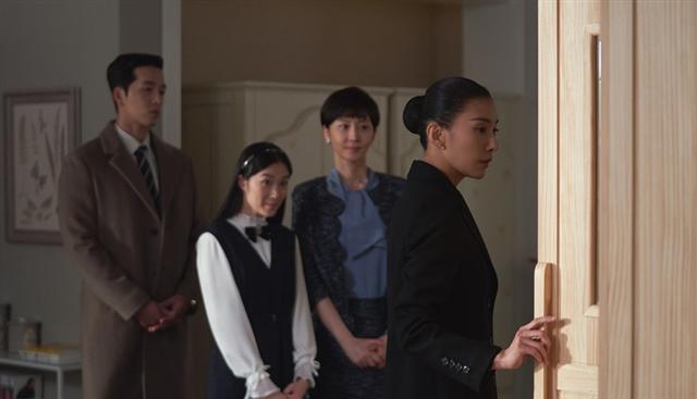 드라마 ‘SKY캐슬’에서 입시 코디네이터가 책상 위치부터 조명까지 컨설팅해주는 장면.  [제공=JTBC]