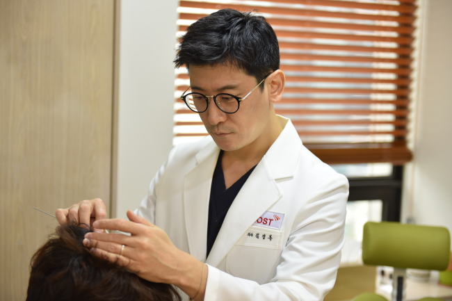 [사진설명=남성형 탈모는 초기부터 적극적인 치료를 받아야 효과가 좋다]