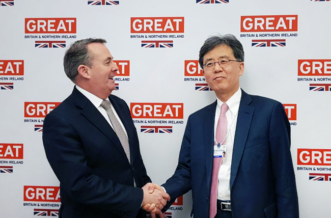 Ministry of Industry, Trade, and Energy Trade Minister Kim Hyun-chong (right) and his counterpart Liam Fox (Yonhap)