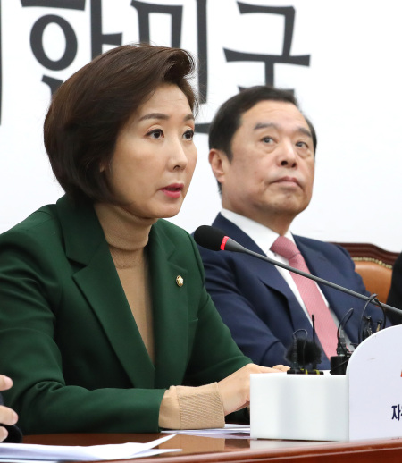 자유한국당 나경원 원내대표(왼쪽)가 24일 오전 국회에서 열린 비상대책위원회의에서 발언하고 있다. [사진=연합뉴스]