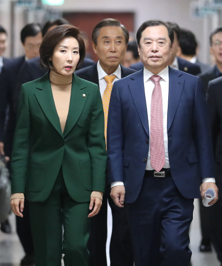김병준 자유한국당 비대위원장이 24일 차기 당 대표 경선과 관련, 불출마 의사를 밝혔다. 김 위원장은 또 유력 주자들인 오세훈, 황교안, 홍준표 후보 예정자들을 직접 거론하며 당을 위해 불출마해줄 것을 촉구했다.  [연합뉴스]