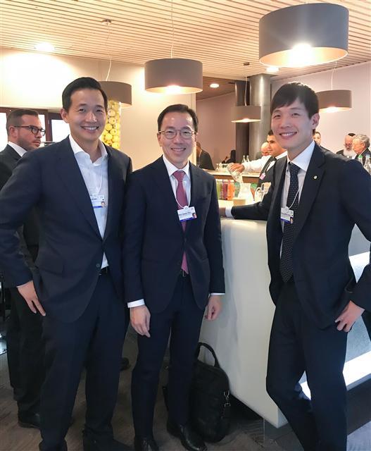 김동관 한화큐셀 전무(왼쪽)과 김동원 한화생명 상무(오른쪽)는 23일 스위스 다보스 현지에서 싱가포르 경제개발청의 배 스완 진 회장과 미팅을 갖고 지속가능한 경제성장을 창출해야 하는 기업의 사명에 대해 공감대를 나눴다.  [제공=한화그룹]