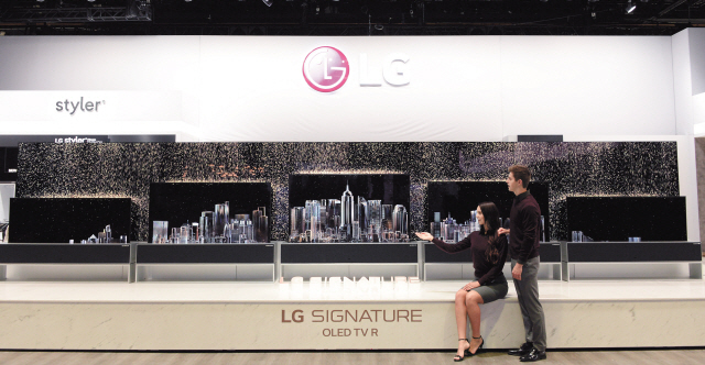 올초 미국 라스베이거스에서 열린 세계 최대 ITㆍ가전전시회 ‘CES 2019’에서 세계 최초 공개된‘LG 시그니처 올레드 TV R’  [제공=LG전자]