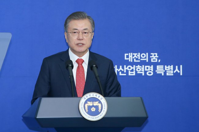 문제인 대통령이 24일 대전시청 로비에서 열린 ‘대전의 꿈 4차산업혁명 특별시 행사’에 참석해 ‘4차산업혁명특별시 대전’을 선포 했다.