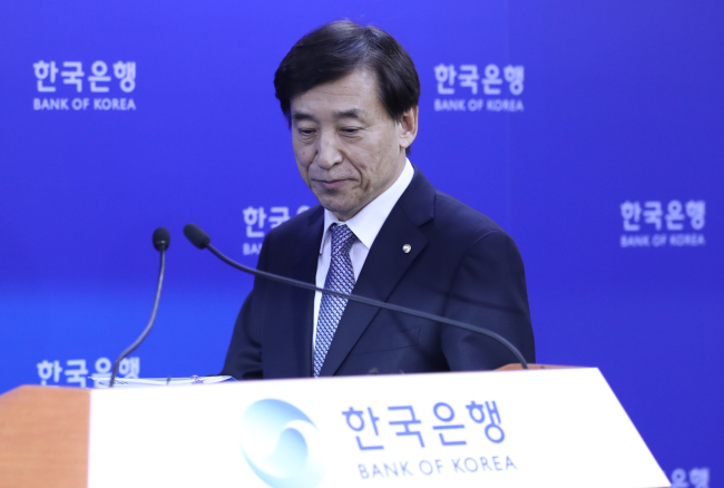 [사진=연합뉴스] 이주열 한국은행 총재가 24일 서울 중구 한국은행에서 기준금리를 현 1.75%로 동결한 금통화위원회의 결정 배경에 관해 설명하기 위해 마이크 앞에 서고 있다.[사진=연합뉴스]