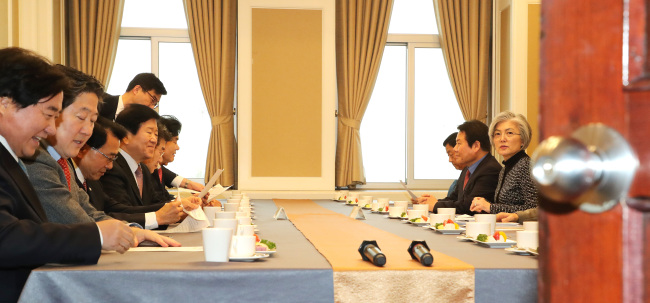 <YONHAP PHOTO-4767> 국회 외통위원들과 만난 강경화 외교부 장관 (서울=연합뉴스) 김주형 기자 = 국회 외교통일위원회 위원들과 강경화 외교부 장관(오른쪽)이 21일 오후 국회에서 열린 방위비 관련 비공개 간담회에 참석해 자리하고 있다. 2019.1.21 kjhpress@yna.co.kr/2019-01-21 14:37:21/ <저작권자 ⓒ 1980-2019 ㈜연합뉴스. 무단 전재 재배포 금지.>
<YONHAP PHOTO-4767> 국회 외통위원들과 만난 강경화 외교부 장관 (서울=연합뉴스) 김주형 기자 = 국회 외교통일위원회 위원들과 강경화 외교부 장관(오른쪽)이 21일 오후 국회에서 열린 방위비 관련 비공개 간담회에 참석해 자리하고 있다. 2019.1.21 kjhpress@yna.co.kr/2019-01-21 14:37:21/ <저작권자 ⓒ 1980-2019 ㈜연합뉴스. 무단 전재 재배포 금지.>