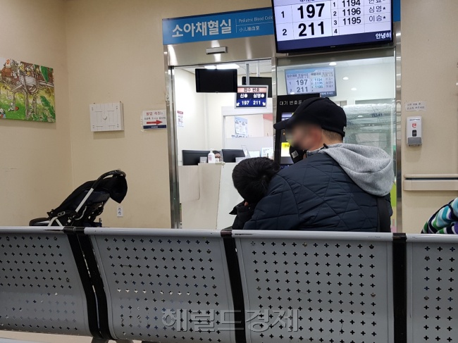 24일 서울대병원에서 진료를 받기 위해 기다리는 모습[사진=성기윤 기자/skysung@heraldcorp.com]