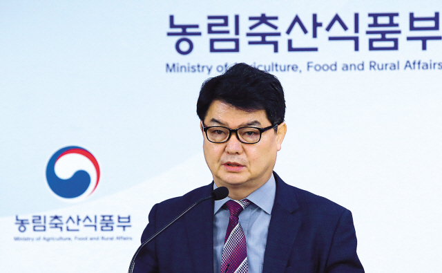 오순민 농림축산식품부 방역정책국장이 24일 세종시 정부세종청사 농식품부 브리핑실에서 AI·구제역 등에 대한 ‘설 연휴 방역 강화대책’을 발표하고 있다. ［연합뉴스]