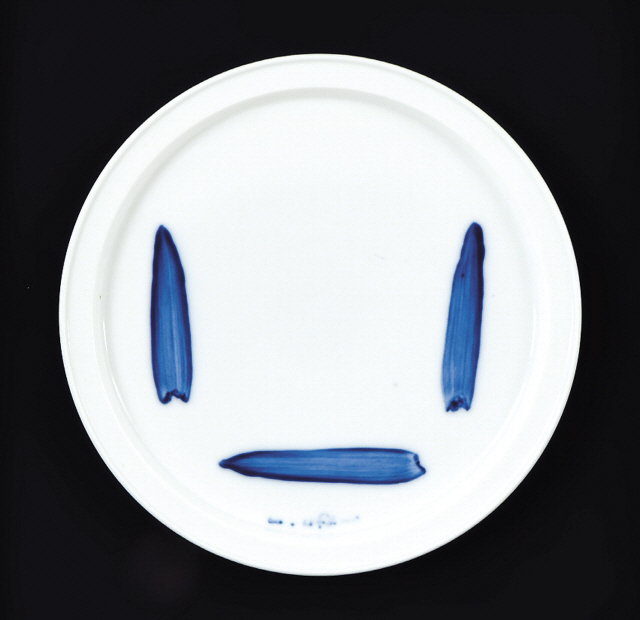 이우환 / 무제 / 백자 접시에 안료 / 22.5×22.5cm  [제공=헤럴드아트데이]